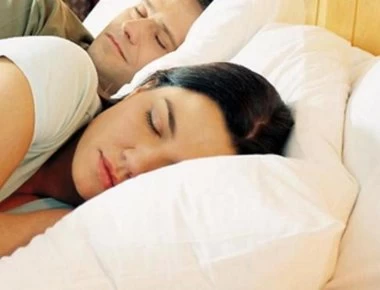 Τι συμβαίνει και δε μπορούμε να κοιμηθούμε σε ξένο κρεβάτι;